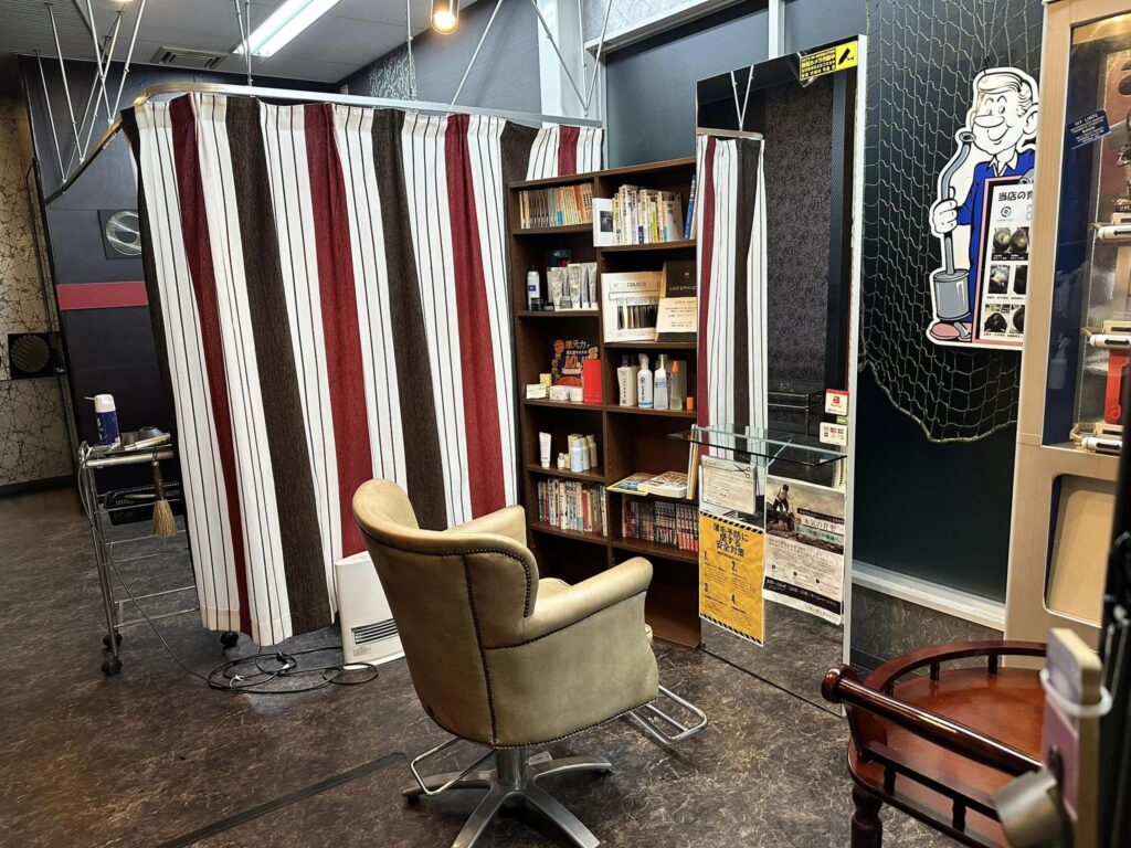 育毛・ヘッドスパの頭皮チェックと施術風景